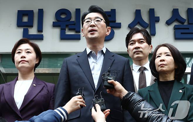 주진우 국민의힘 법률자문위원장이 30일 오후 서울 종로구 서울경찰청 민원실 앞에서 더불어민주당 이재명 대표와 초선 의원, 방송인 김어준 씨 등 71명에 대한 내란음모 혐의 관련 고발장을 접수한 뒤 브리핑을 하고 있다. 2025.3.31/뉴스1 ⓒ News1 김민지 기자