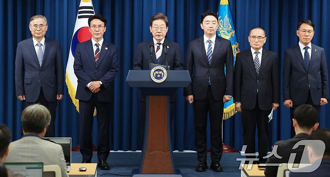 이재명 대통령이 지난 4일 서울 용산구 대통령실 청사 브리핑룸에서 국무총리와 국정원장, 대통령 비서실장 등 인선발표를 하고 있다. 2025.6.4/뉴스1 ⓒ News1 허경 기자