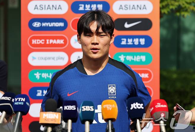 대한민국 축구 국가대표팀 오현규가 8일 오후 경기도 파주시 축구 국가대표 트레이닝센터(NFC)에서 열린 공개 훈련에 앞서 취재진과 인터뷰를 하고 있다2025.6.8/뉴스1 ⓒ News1 오대일 기자