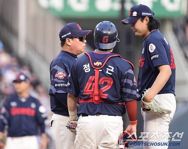8일 잠실구장에서 열린 두산과 롯데의 경기. 7회말 2사 1, 2루. 마운드 직접 나서 정철원과 대화를 나누는 김태형 감독. 잠실=송정헌 기자songs@sportschosun.com/2025.06.08/