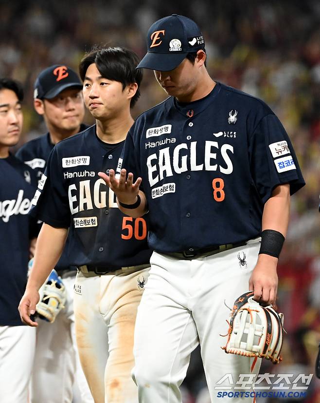 연장 10회말 1사 1,2루 한화 노시환이 KIA 고종욱의 땅볼때 2루 악송구를 범하며 끝내기 패배를 당하자 허탈해하고 있다. 광주=허상욱 기자