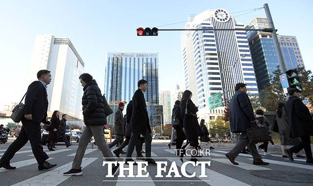 일하고 싶은 회사가 되기 위해 '불신을 일으키는 차별·괴롭힘 없는 조직 문화'가 필요하다는 설문조사 결과가 나왔다. /더팩트 DB