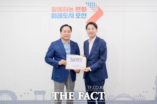 이권재 오산시장과 이준석 국회의원이 지난 7일 오산시청 시장 집무실에서 동탄 물류센터 등에 대한 대응방안을 논의한 뒤 기념촬영을 하고 있다./오산시