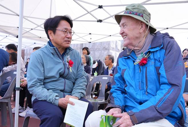 천노엘 신부(오른쪽)가 2024년 4월 열린 '제22회 엠마우스슈퍼풋살대회'에서 강기정 광주시장과 만나 대화하고 있다. /뉴스1