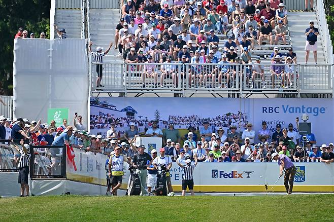 2025 RBC 캐나다 오픈이 열린 TPC 토론토 노스 코스의 14번 홀(파3)은 골프 코스에 아이스하키 링크를 가져온 듯 꾸며져 있다. 선수의 티샷에 팬들은 보드를 두드리며 열광한다. /AFP 연합뉴스