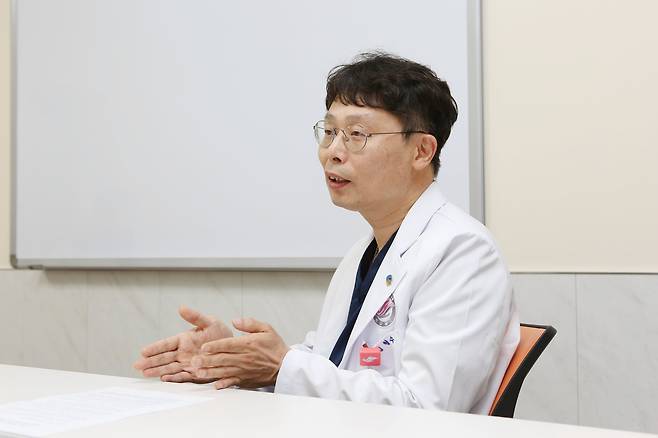 김형수 한림대성심병원장은 5월 27일 조선비즈와 만나 "에크모(ECMO) 장비는 그 자체로 환자의 병을 치료하는 만능장치가 아니라 말기 상태의 심폐 부전 환자가 이식받기 전까지 생명을 온전히 유지할 수 있도록 하는 수단"이라고 말했다./한림대의료원