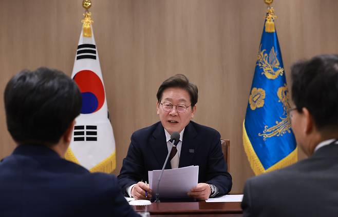 이재명 대통령이 4일 서울 용산 대통령실 청사에서 열린 '대통령 1호 명령, 비상경제점검 태스크포스(TF) 회의'에서 발언하고 있다./연합뉴스