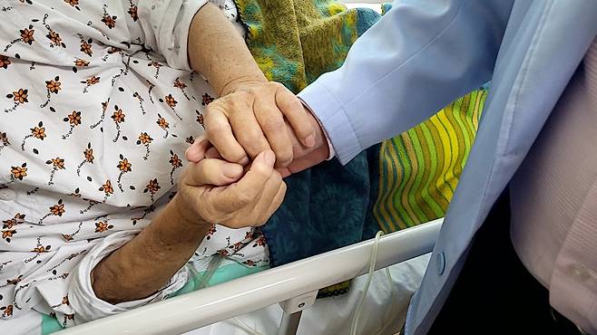 한국에 처음 호스피스를 도입한 강릉 갈바리의원이 개원 60주년을 맞았다. 한국 호스피스의 역사는 한 수도회가 썼다고 해도 과언이 아니다. 임종을 앞둔 사람들을 위해 기도하는 ‘마리아의 작은 자매회’가 그들이다. 갈바리의원 제공