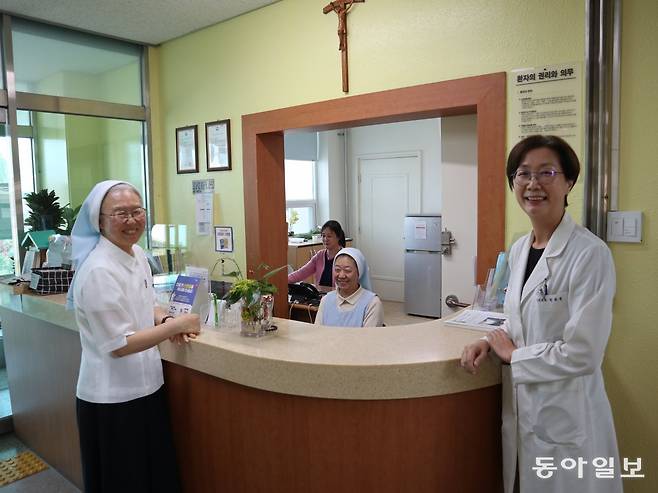 병원 1층 안내 창구. 1960년대에 지은 건물은 낡고 좁지만 수녀님들의 바지런한 관리 덕분인지 아주 깔끔했따. 강릉=서영아 기자sya@donga.com