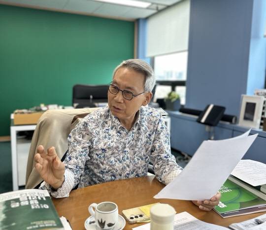 이근면 전 인사혁신처장이 8일 서울 삼성동 '사람들연구소'에서 디지털타임스와 인터뷰하고 있다. 김나인기자