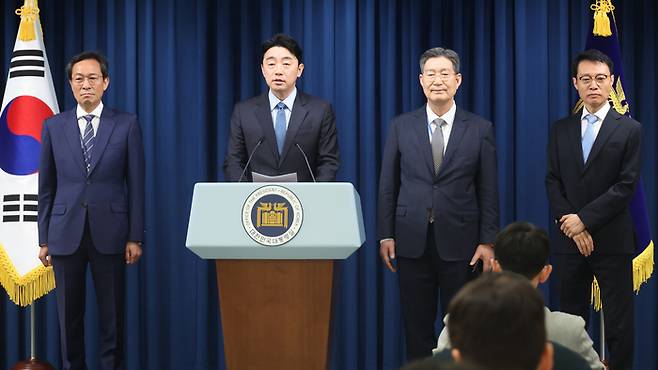 대통령실 정무·홍보·민정수석 인선 (서울=연합뉴스) 한상균 기자 = 강훈식 대통령 비서실장이 8일 용산 대통령실에서 정무,홍보,민정 수석 인선을 발표하고 있다. 왼쪽부터 우상호 정무수석, 강 비서실장, 오광수 민정수석, 이규연 홍보소통수석. 2025.6.8 xyz@yna.co.kr (끝)