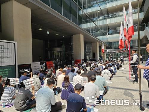 네이버 노조 '공동성명'은 지난 달 27일 경기 성남시 분당구 1784 사옥에서 최인혁 전 COO의 테크비즈니스 복귀에 반대하는 대규모 집회를 개최했다. 네이버 노조 조합원들이 반대 집회에 참여하고 있다.