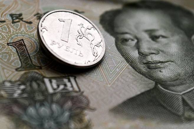 우크라이나와 오랜 전쟁 속에서도 러시아 통화인 루블화 가치가 올해 미국 달러화에 대해 40% 넘게 폭등하면서 전세계에서 가장 좋은 성적을 내는 통화로 올라서는 역설이 나타났다. 서방의 제재 속에서도 러시아가 중국 등에 석유 수출을 지속하고, 러시아 중앙은행은 높은 기준금리로 수입 수요를 억제하면서 루블 가치가 고공행진을 하고 있는 것으로 분석된다. AFP 연합