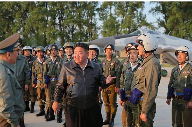 북한 노동당 기관지 노동신문은 지난달 17일 "경애하는 김정은동지께서 5월 15일 조선인민군 근위 제1공군사단 관하 비행연대를 방문하시고 공군비행대들의 반항공전투 및 공습훈련을 지도했다"고 보도했다. 노동신문 캡처