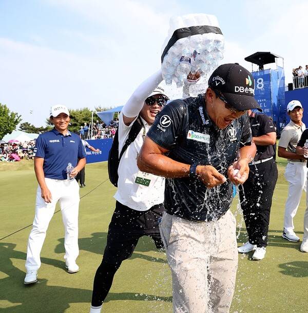 2025년 한국프로골프(KPGA) 투어 백송홀딩스-아시아드CC 부산오픈 우승을 차지한 김홍택 프로가 우승 축하 물세례를 받는 모습이다. 사진제공=KPGA