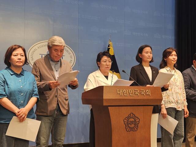 조국혁신당은 8일 국회 소통관에서 기자회견을 열어 사법부에 “헌법 제84조에 따라 이재명 대통령에 대한 재판을 즉각 중단하라”고 요구했다. 김채운 기자 cwk@hani.co.kr