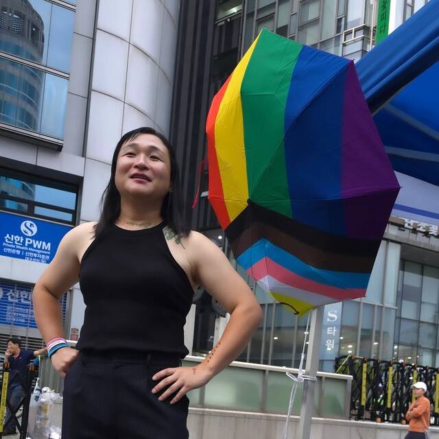지난해 9월28일 필자가 대구퀴어문화축제에서 포즈를 취하고 있다. 필자 제공