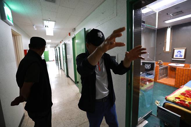 납북 귀환 어부 전두조(왼쪽)씨와 김승호(가명)씨가 지난달 28일 오전 박종철 열사가 물고문을 당하다 숨진 옛 남영동 대공분실 509호 조사실 앞에서 자신들이 고문당하던 상황에 대해 이야기하고 있다. 옛 남영동 대공분실은 현장이 보존된 채 전시 공간으로 리모델링돼 민주화운동기념관으로 오는 10일 정식 개관한다. 정용일 선임기자 yongil@hani.co.kr