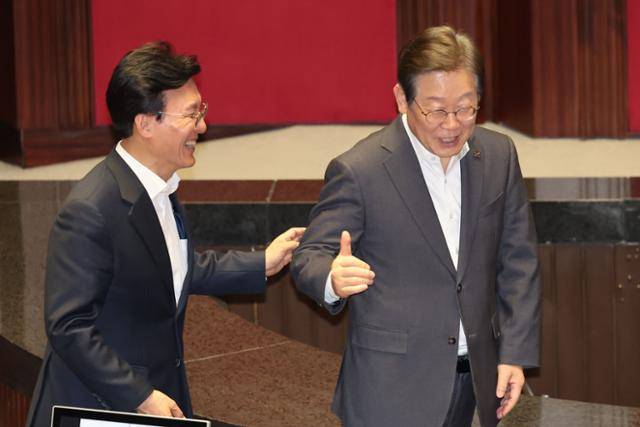 이재명 대통령이 올해 4월 서울 여의도 국회에서 열린 제424회 국회(임시회) 제5차 본회의에서 상법 개정안과 내란·명태균 특검법 등 재의요구 안에 대한 재표결 투표를 한 뒤 '따봉'을 하고 있다. 뉴시스