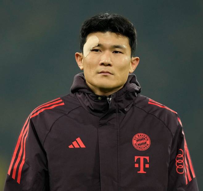 1일 독일 도르트문트의 지그날 이두나 파크에서 열린 2024~25 독일 프로축구 분데스리가 12라운드 보루시아 도르트문트전 도중 출혈을 보여 교체된 김민재가 경기 종료 후 눈가에 밴드를 붙인 모습. 사진=바이에른 브라질레이루 SNS 캡처