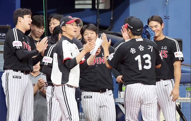 8일 오후 서울 고척스카이돔에서 열린 2025 프로야구 LG 와 키움 경기. LG 선발 송승기가 6회 키움 공격을 무실점으로 막고 들어가고 있다. 고척=정시종 기자 capa@edaily.co.kr /2025.06.08.