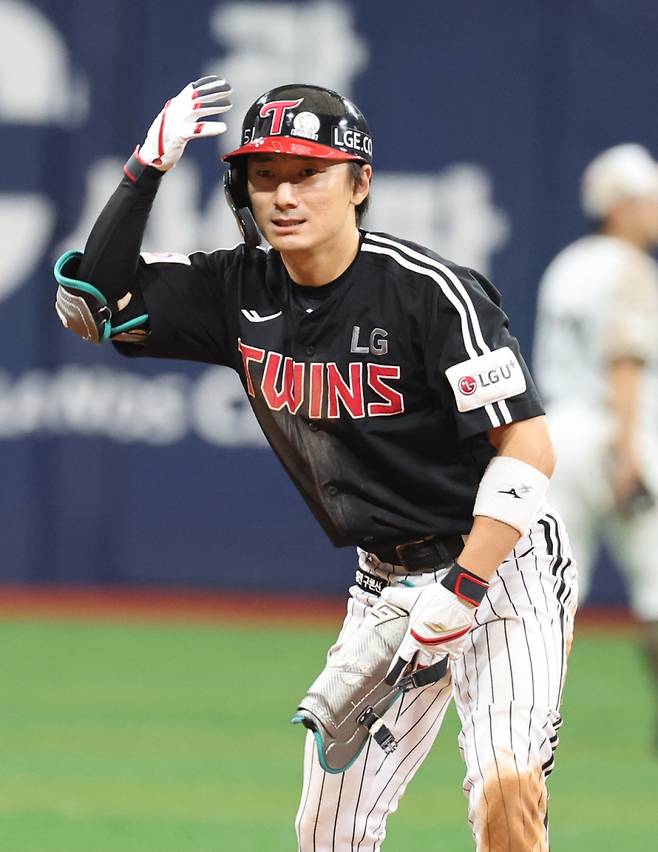 8일 오후 서울 고척스카이돔에서 열린 2025 프로야구 LG 와 키움 경기. LG 신민재가 7회 1타점 적시타를 날리고 2루까지 진루한뒤 기뻐하고 있다. 고척=정시종 기자 capa@edaily.co.kr /2025.06.08.