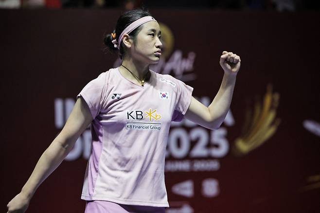 <yonhap photo-5012=""> 안세영이 저력을 발휘하며 인도네시아 오픈 우승을 차지했다. 2게임 9-17, 8점 차를 뒤집고 전세를 바꾼 뒤 3게임까지 잡았다. (Photo by YASUYOSHI CHIBA / AFP)/2025-06-06 14:41:36/ <저작권자 ⓒ 1980-2025 ㈜연합뉴스. 무단 전재 재배포 금지, AI 학습 및 활용 금지></yonhap>
