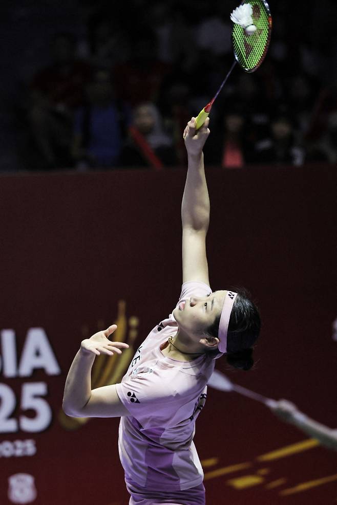 <yonhap photo-5030=""> South Korea?s An Se-young plays against Thailand?s Pornpawee Chochuwong (not in picture) during their women?s singles quarter-final match at the Indonesia Open 2025 badminton tournament at Istora Senayan in Jakarta on June 6, 2025. (Photo by YASUYOSHI CHIBA / AFP)/2025-06-06 14:42:30/ <저작권자 ⓒ 1980-2025 ㈜연합뉴스. 무단 전재 재배포 금지, AI 학습 및 활용 금지></yonhap>