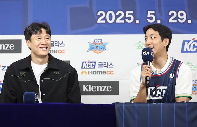취재진 질문에 답하는 허훈 (서울=연합뉴스) 김도훈 기자 = 부산 KCC 이지스로 이적한 허훈(오른쪽)이 29일 서울 강남구 KBL센터에서 열린 입단식에서 취재진 질문에 답하고 있다. 왼쪽은 선수대표로 참석한 친형 허웅. 2025.5.29 superdoo82@yna.co.kr/2025-05-29 16:11:17/ <저작권자 ⓒ 1980-2025 ㈜연합뉴스. 무단 전재 재배포 금지, AI 학습 및 활용 금지>