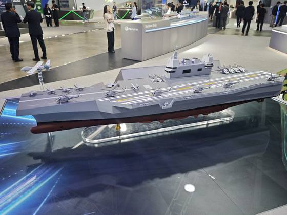 한화오션의 고스트 커맨더Ⅱ. 항모를 떠올리는 앵글드 덱(Angled Deck)이 보인다. 앵글드 덱은 이함과 착함용 갑판이 다른 설계다. 김민석 에비이이션위크 특파원