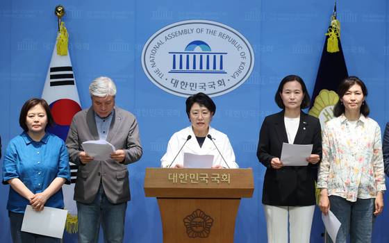 김선민 조국혁신당 대표 권한대행과 의원들이 8일 오후 서울 여의도 국회 소통관에서 이재명 대통령 재판과 관련해 기자회견을 하고 있다. 뉴스1