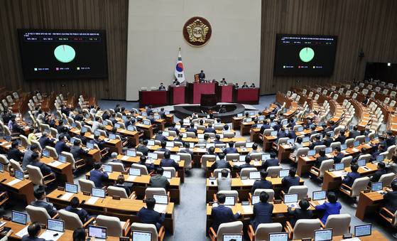 5일 서울 여의도 국회에서 열린 제426회 국회(임시회) 제1차 본회의에서 검사징계법, 채 상병 특검법, 윤석열 내란 특검법, 김건희 특검법 등이 상정되고 있다. 중앙포토