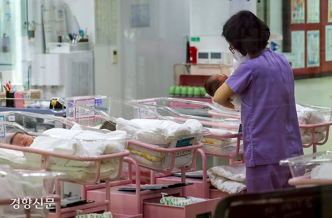 서울 시내 한 산후조리원 신생아실에서 간호사 등 관계자들이 신생아들을 돌보고 있다. 경향신문 자료사진