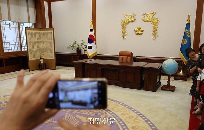 8일 서울 종로구 청와대를 찾은 관람객들이 본관 내부 대통령 집무실을 관람하고 있다.