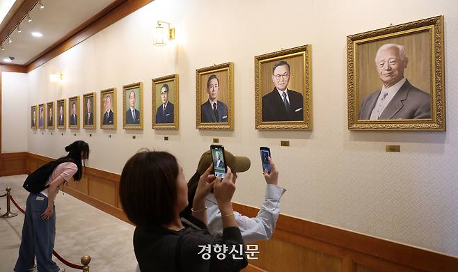 8일 서울 종로구 청와대를 찾은 관람객들이 본관 내부에서 역대 대통령들의 초상화를 관람하고 있다.