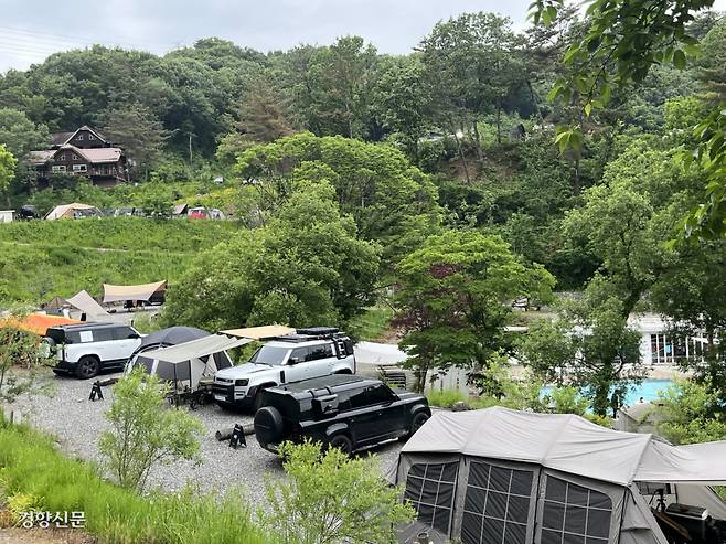 ‘데스티네이션 디펜더’ 행사가 열린 충북 진천의 한 캠핑장에 디펜더 차들이 모여 있다.