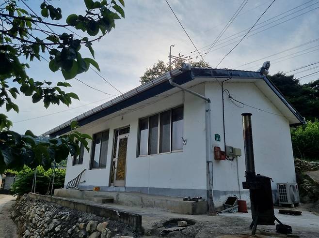 경남 함양군 금호마을의 이종원씨 댁. 채 33㎡(10평)에 못 미쳐 보였다. 이임태 기자