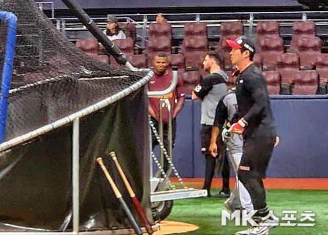 스톤과 오스틴이 대화를 나누고 있다. 사진(고척 서울)=이한주 기자