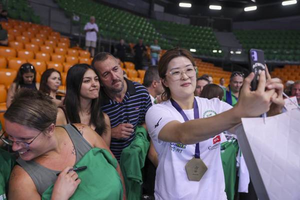 사진 류은희가 팬들과 사진 촬영을 하고 있다. 사진 출처=교리 아우디