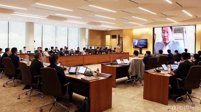 (서울=뉴스1) SK그룹이 지난해 6월 28~29일 경기도 이천 SKMS연구소에서 최태원 회장, 최재원 수석부회장(이상 화상 참석), 최창원 수펙스추구협의회 의장, 주요 계열사 CEO 20여명 등이 참석한 가운데 '경영전략회의'를 진행중인 모습.
