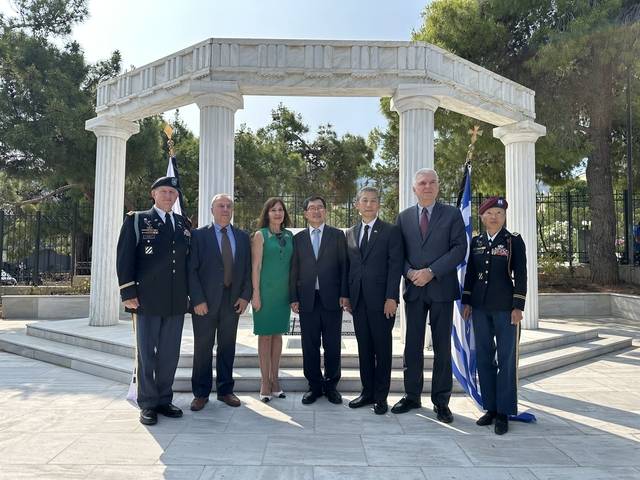 전쟁기념사업회는 지난 6일(현지시간) 그리스 아테네시 파파구 그리스군 6·25전쟁 참전기념비에서 열린 추모식에 참가한 뒤 기념촬영하고 있다. 오른쪽부터 모니카 스토이 미 제3보병사단회 국제지부장, 콘스탄티노스 카라메시니스 아테네 전쟁박물관장, 임주성 주그리스대한민국대사, 백승주 전쟁기념사업회장. 전쟁기념사업회 제공