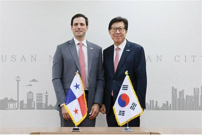 박형준 부산시장이 부산과 파나마 간 협력 관계 발전 방안을 논의하기 위해 디에고 비야누에바 주한 파나마 대사와 만난 모습. 부산시 제공