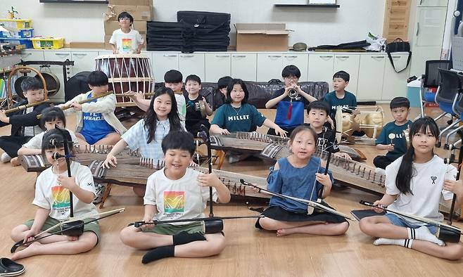 7일 오전 제천시 금성초등학교 학생들이 교실에 모여 국악기를 연주하고 있다.