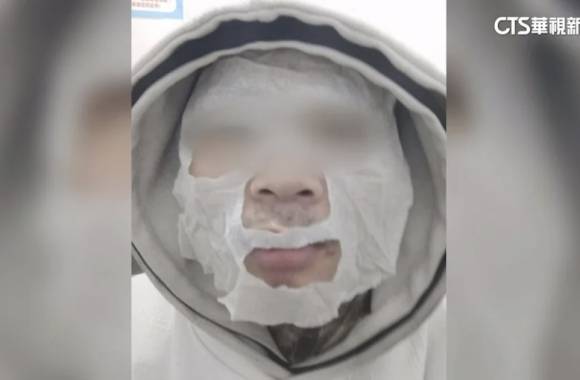 대만에서 배달 라이더들의 명의를 도용해 배달 플랫폼 계정을 만든 뒤 마스크팩을 쓴 채 안면인식에 성공해 라이더들의 배달 주문 200여만원어치를 가로챈 쑤모 씨. 자료 : 대만 CTS방송