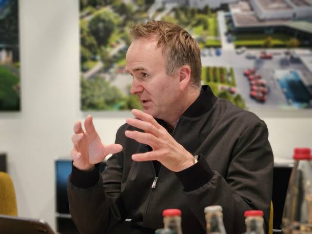 올리버 뢰커(Oliver Rocker) 메르세데스-벤츠 그룹AG 대형차 부문 총괄 엔지니어가 28일(현지시간) 독일 진델핑겐 팩토리56에서 인터뷰를 하고 있다. 사진제공=메르세데스-벤츠