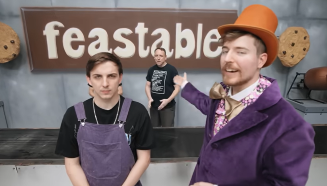 4억명의 구독자를 보유한 유튜버 '미스터비스트(MrBeast)’가 자신이 만든 초콜릿 브랜드 피스터블(Feastable)을 직접 홍보하는 영상을 통해 초콜릿을 소개하고 있다. 지난해 피스터블의 매출은 2억5100만 달러(약 3413억원)에 달했다. /유튜브 미스터비스트 영상 갈무리