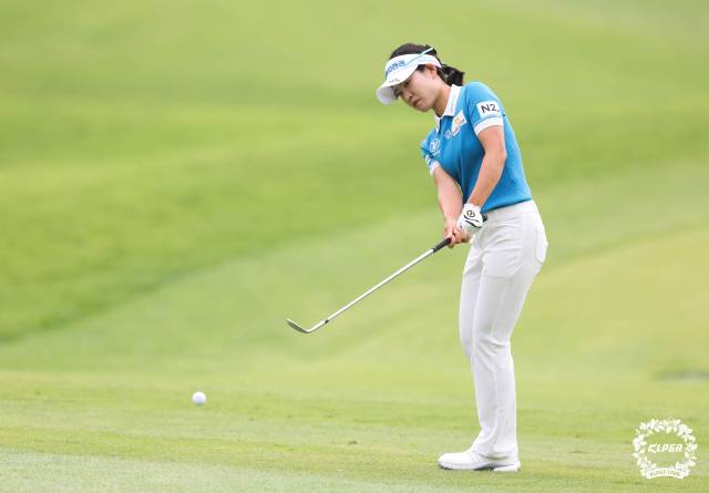 칩샷을 하고 있는 박민지. 사진 제공=KLPGA
