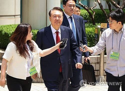 윤석열 전 대통령이 5월26일 서울 서초구 서울중앙지방법원에서 열린 내란 우두머리 혐의ㆍ직권남용 권리행사 방해 혐의 사건 5차 오전 공판을 마친 후 차량으로 향하고 있다. ⓒ연합뉴스