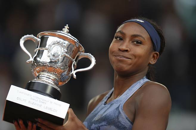 코코 고프가 7일 프랑스 파리의 롤랑가로스에서 열린 프랑스오픈 여자 단식 결승에서 아리나 사발렌카를 꺾고 우승한 뒤 기념촬영을 하고 있다. 파리 | AP연합뉴스