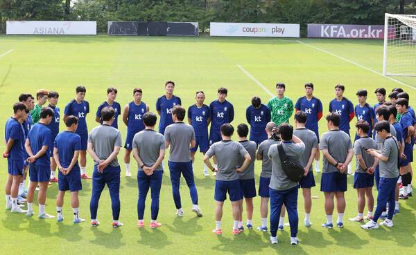 ▲ 훈련에 열중하는 축구대표팀과 주장 손흥민, 홍명보 감독. ⓒ연합뉴스